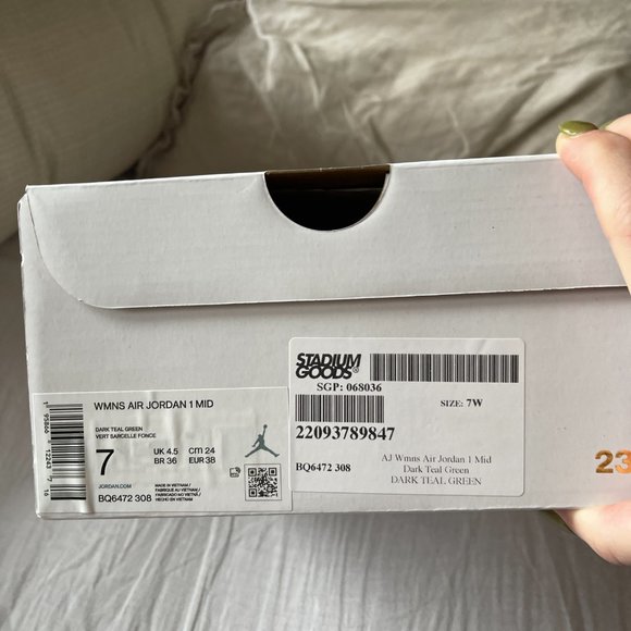 SOLD! WMNS AIR JORDAN 1 MID 100% Authentic Brand New in Box! - Picture 4 of 10